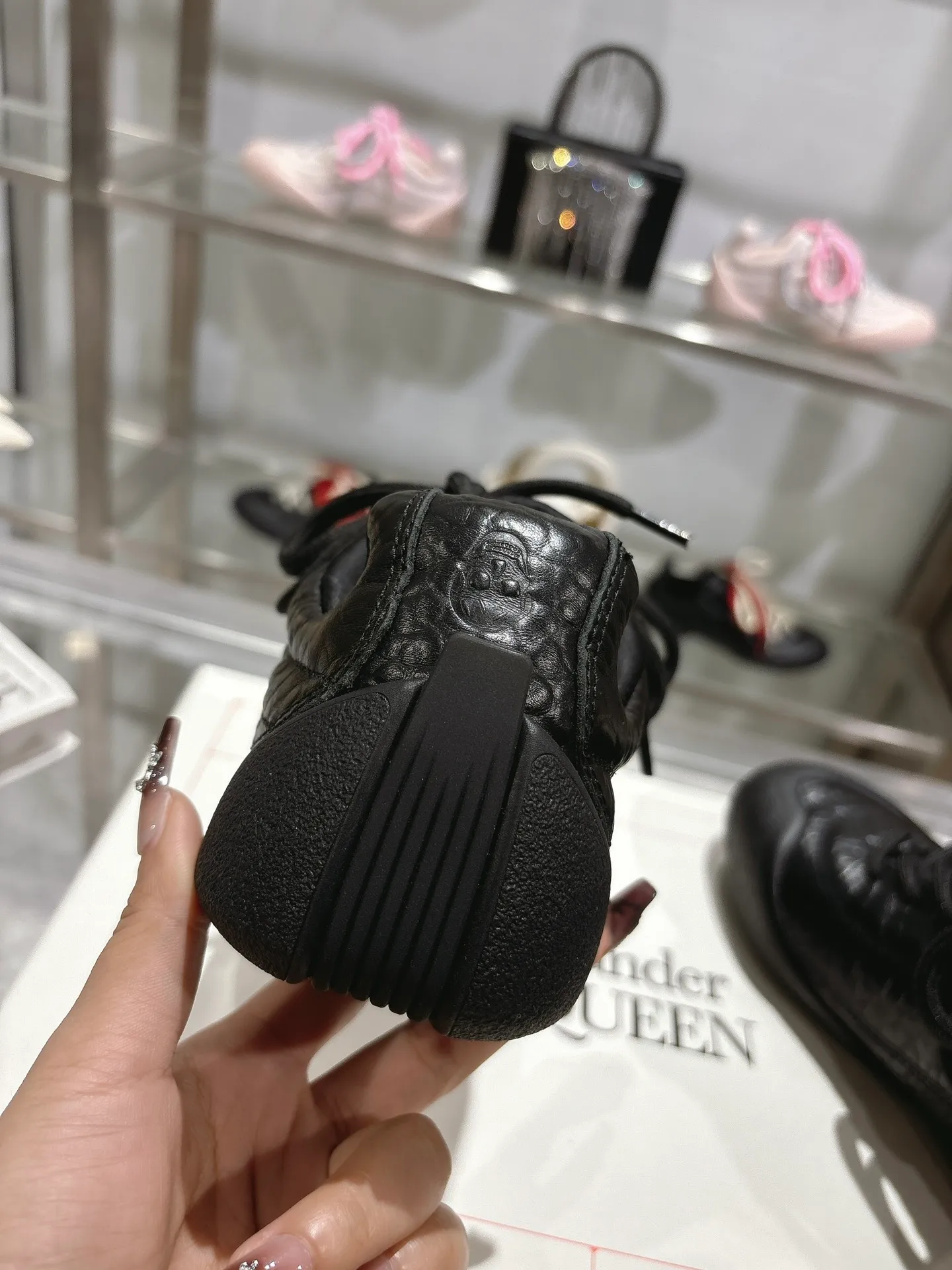 p580💰Couple model 𝐀𝐥𝐞𝐱𝐚𝐧𝐝𝐞𝐫 𝐌𝐜𝐐𝐮𝐞𝐞𝐧#/Alexander McQueen’s latest Flexion series, retro, casual, sneakers, original purchase, development, production, this Flexion Off Low-top sneakers in white grained leather with varying sized laces and an anatomically inspired lightweight segmented sole. The reverse skull pattern is embossed on the heel. Fabric: Original customized imported first-layer cowhide. Lining: Customized imported breathable mesh lining. Sole: Original open-molded non-slip TPU material. Bottom thickness: 2CM. Size: #Female size 35-40 (40 customized, non-refundable) #Men’s code 39-45 (45 customized, non-refundable)